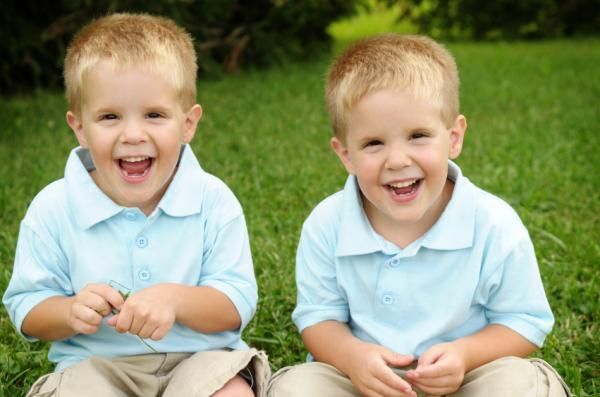 hermanos gemelos niños sonriedno twins gemelos tal para cual